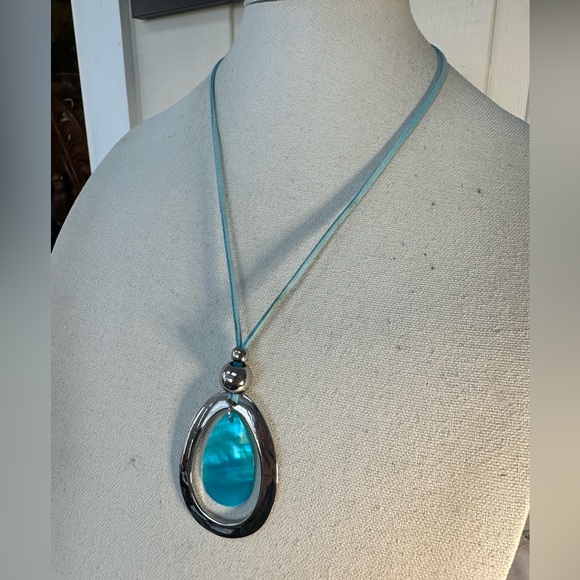 Modern Boho Chic silvertone and dyed shell necklace - Picture 2 of 5